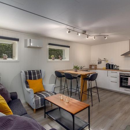 פלאם Spacious Two Bedroom Basement Apartment מראה חיצוני תמונה