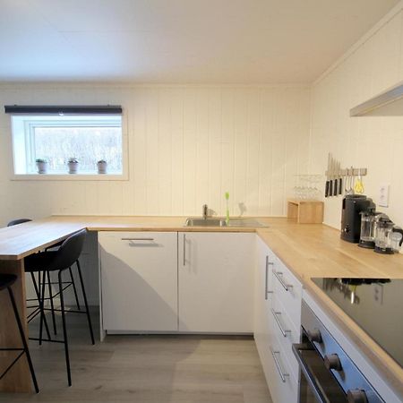 פלאם Spacious Two Bedroom Basement Apartment מראה חיצוני תמונה