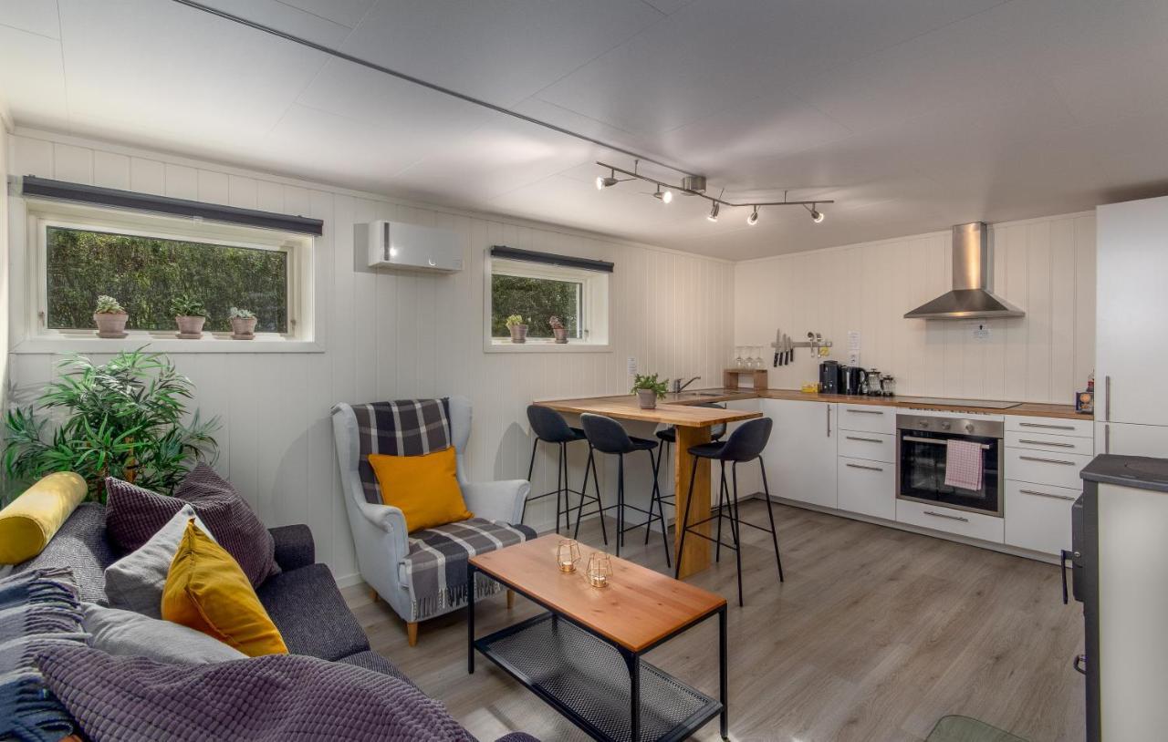 פלאם Spacious Two Bedroom Basement Apartment מראה חיצוני תמונה