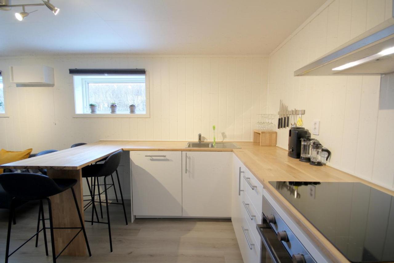 פלאם Spacious Two Bedroom Basement Apartment מראה חיצוני תמונה
