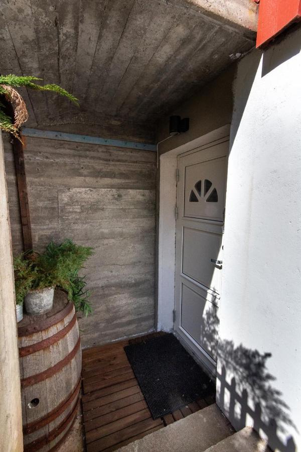 פלאם Spacious Two Bedroom Basement Apartment מראה חיצוני תמונה